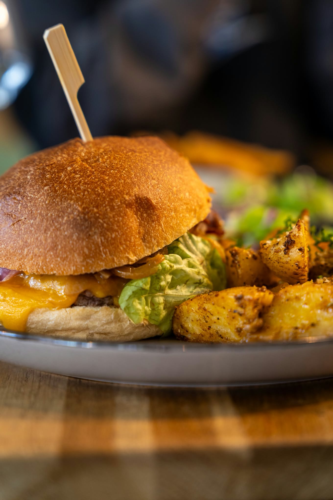 Burger maison et frites fraîches