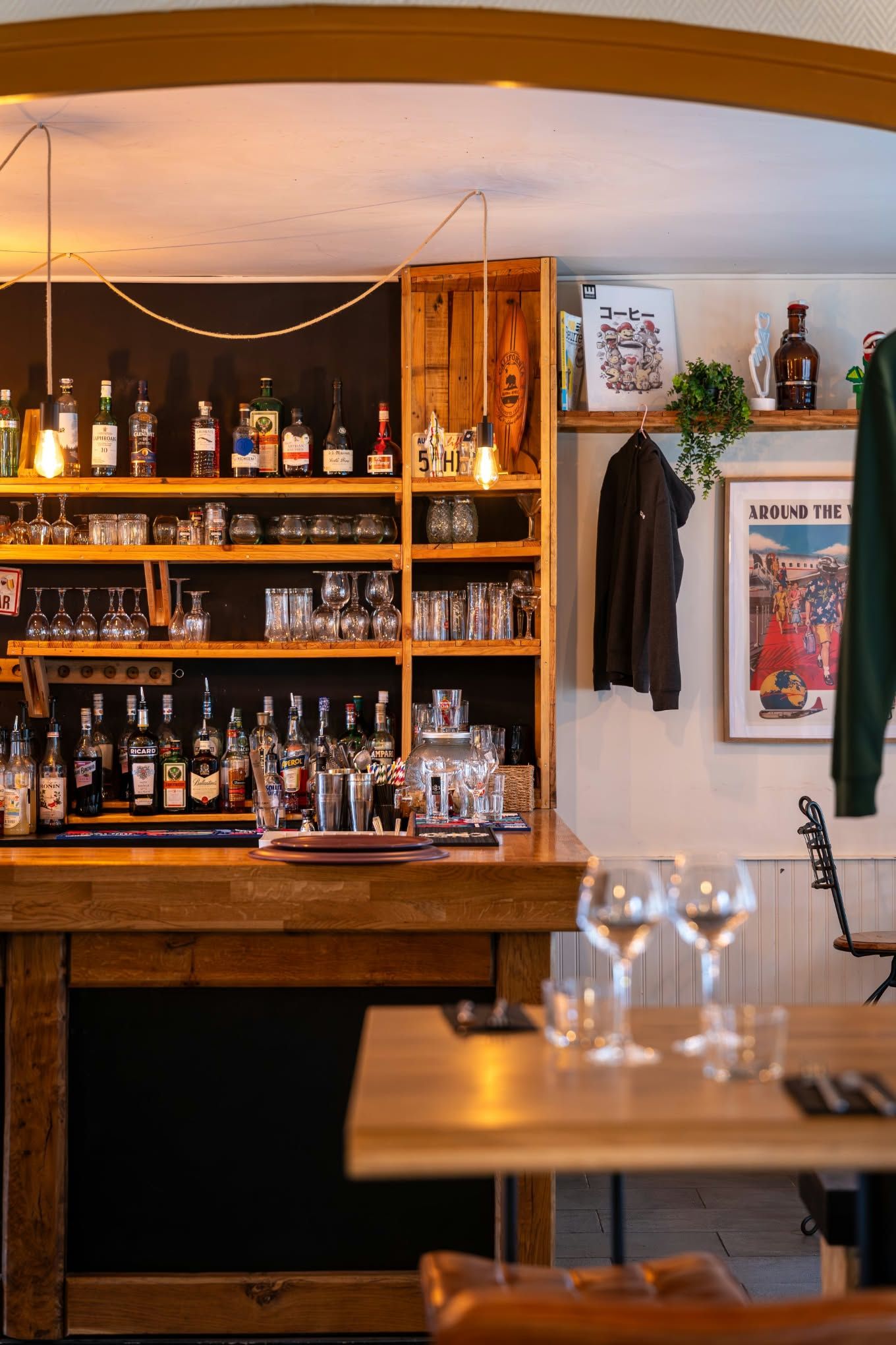 Le comptoir du bar convivial de L'Accalmie