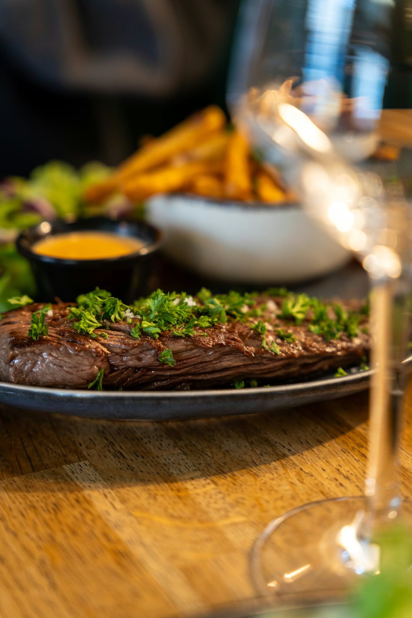 Plat de viande avec frites fraîches et sauce maison