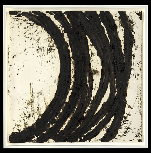 Obra abstracta con pinceladas curvas negras sobre fondo claro.