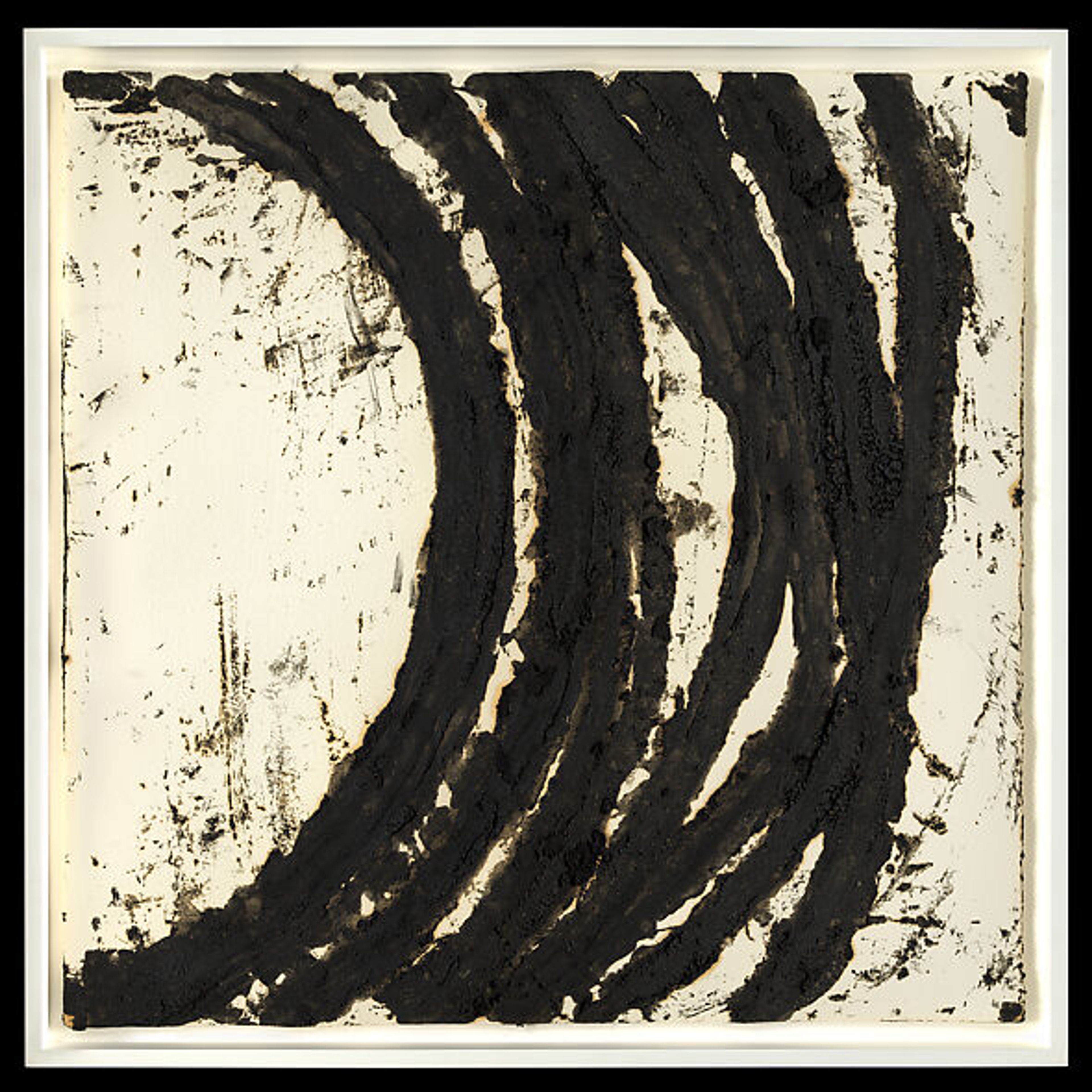 Obra abstracta con pinceladas curvas negras sobre fondo claro.