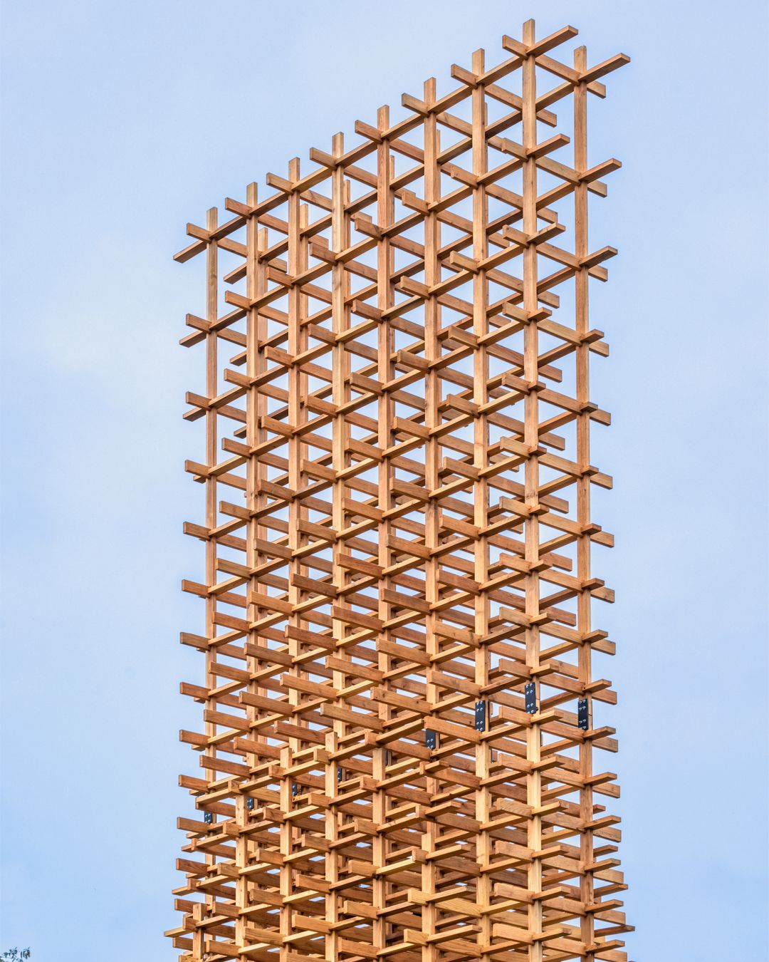 Estructura alta de madera formada por una retícula de piezas cruzadas.