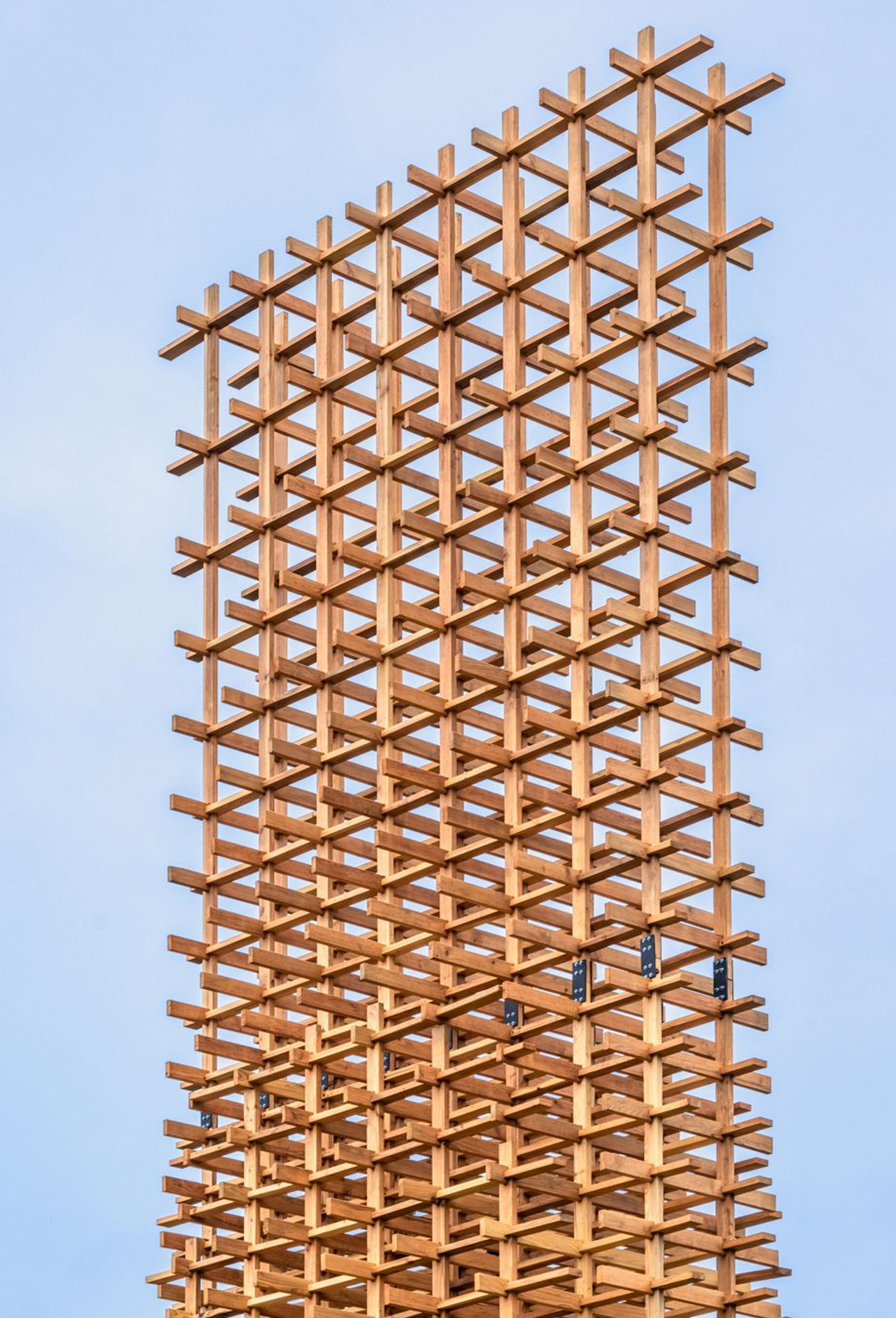 Estructura alta de madera formada por una retícula de piezas cruzadas.