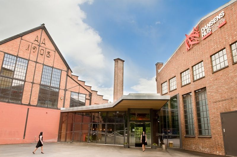 Pompøs oppstart tilbake til start – Scenekunst