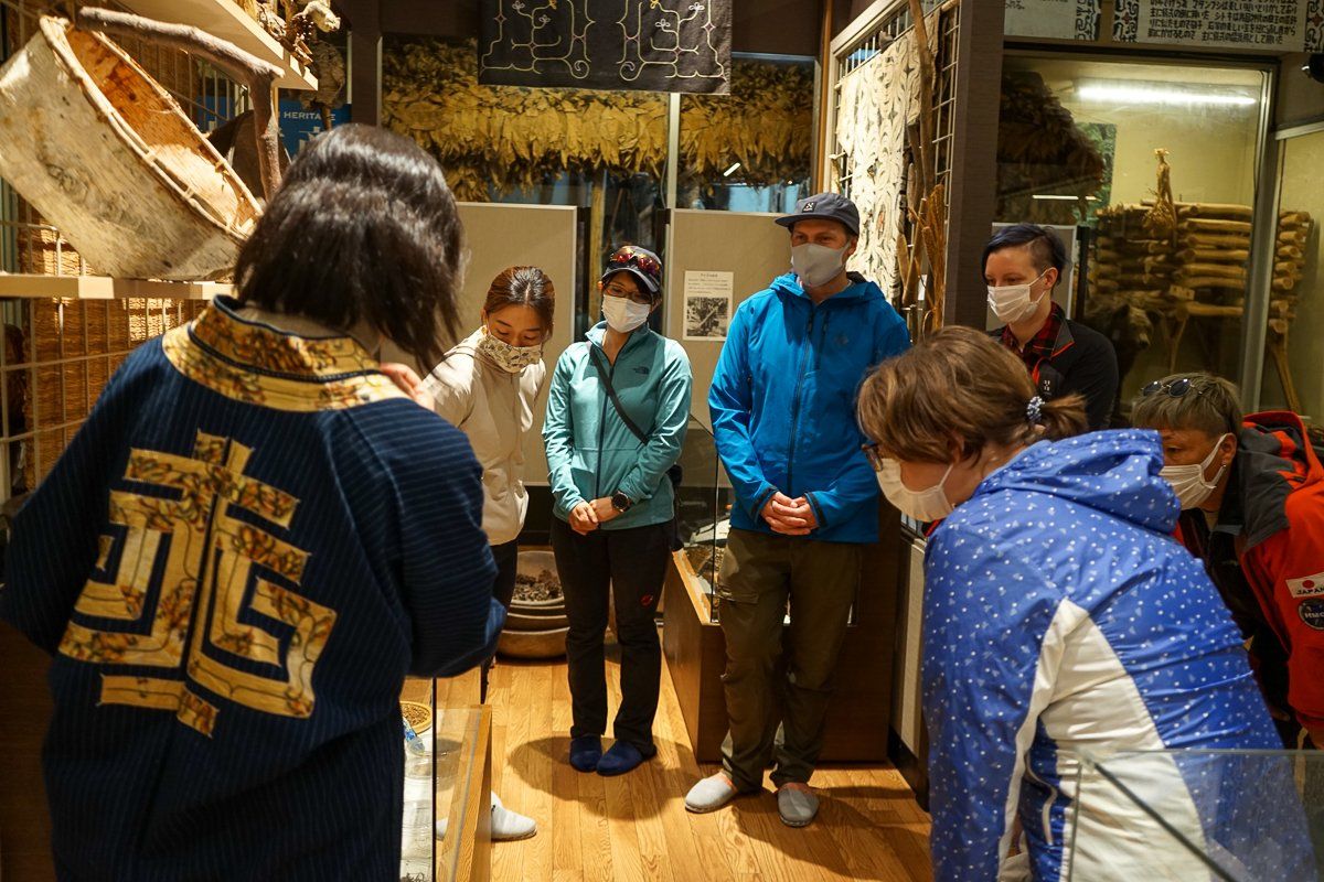 Learning about the use of wild plants by Ainu