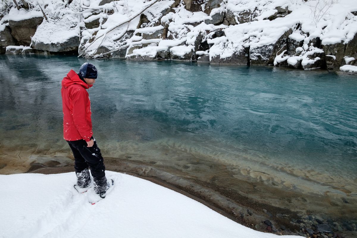 Snowshoeing to Biei Blue River