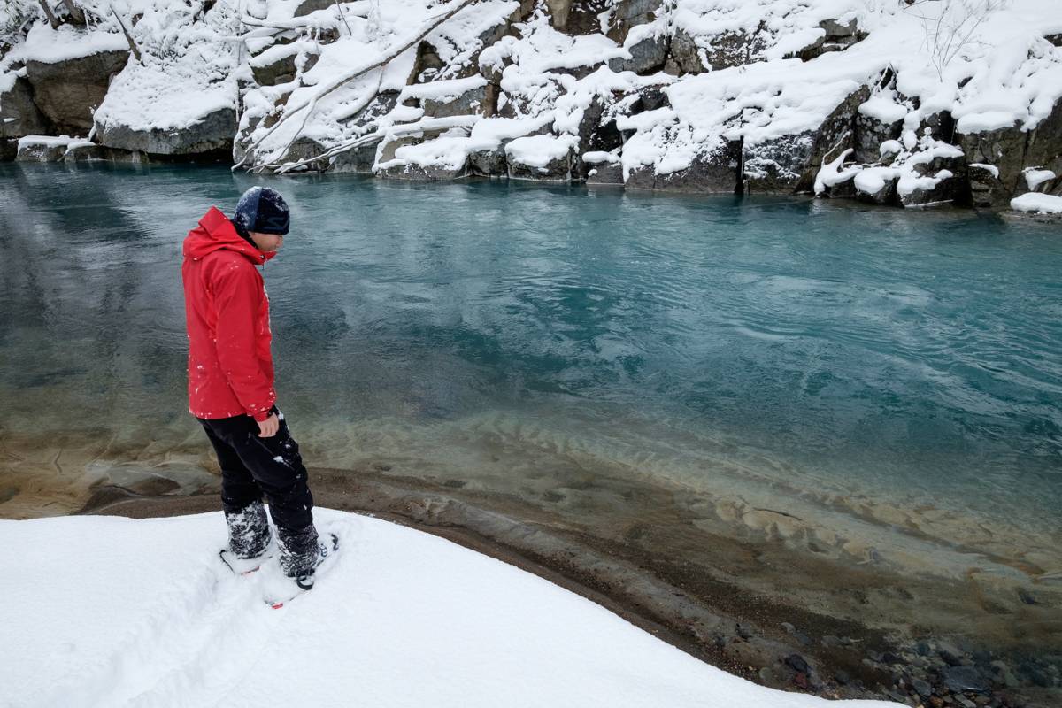 Snowshoeing to Biei Blue River