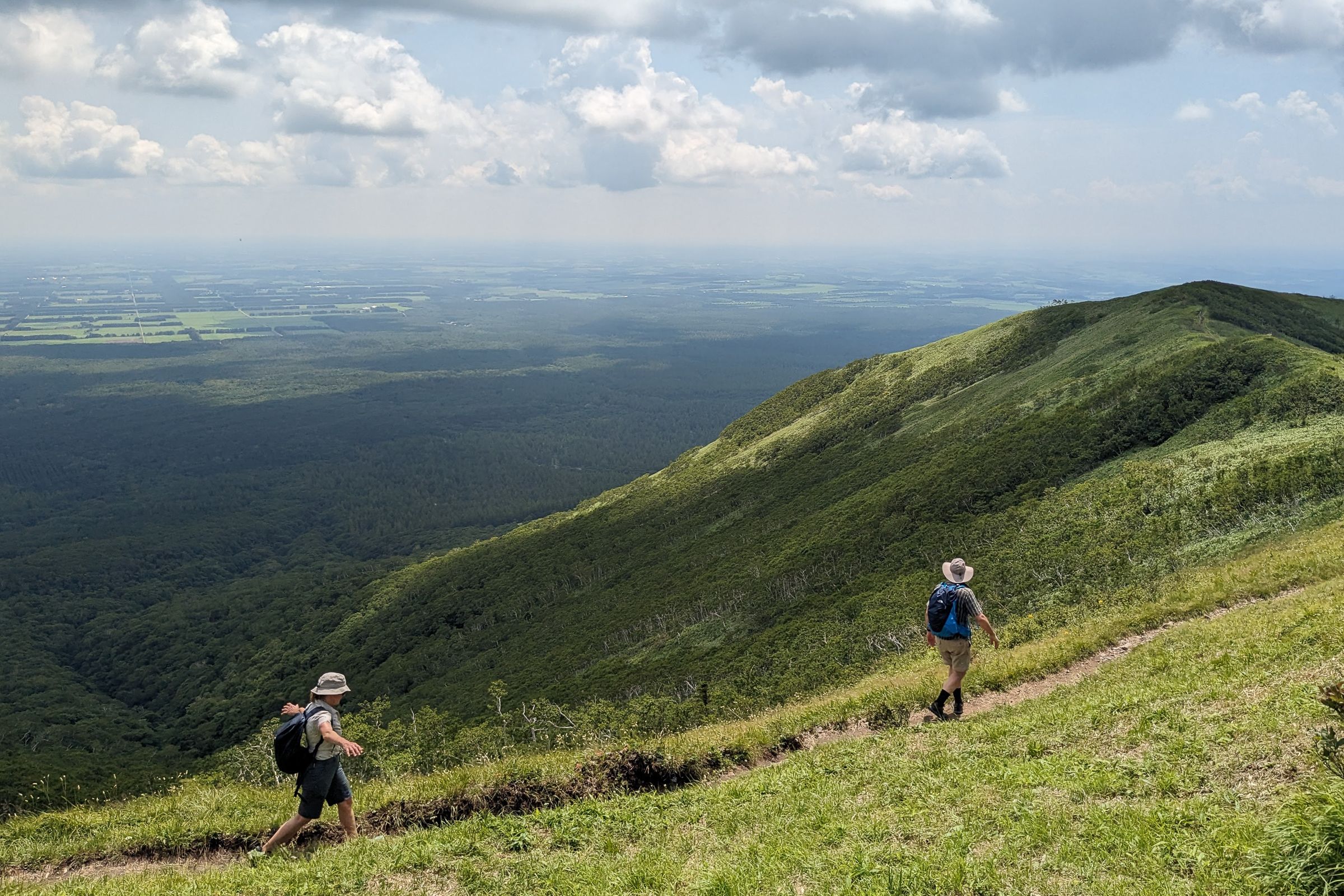 Traversing Mt. Risuke to Mt. Nishibetsu.