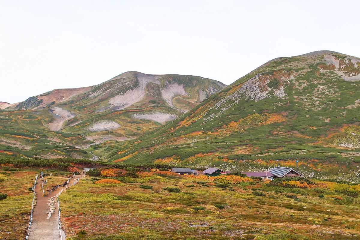 Mt. Kurodake's mountain hut with beautiful autumn foliage.