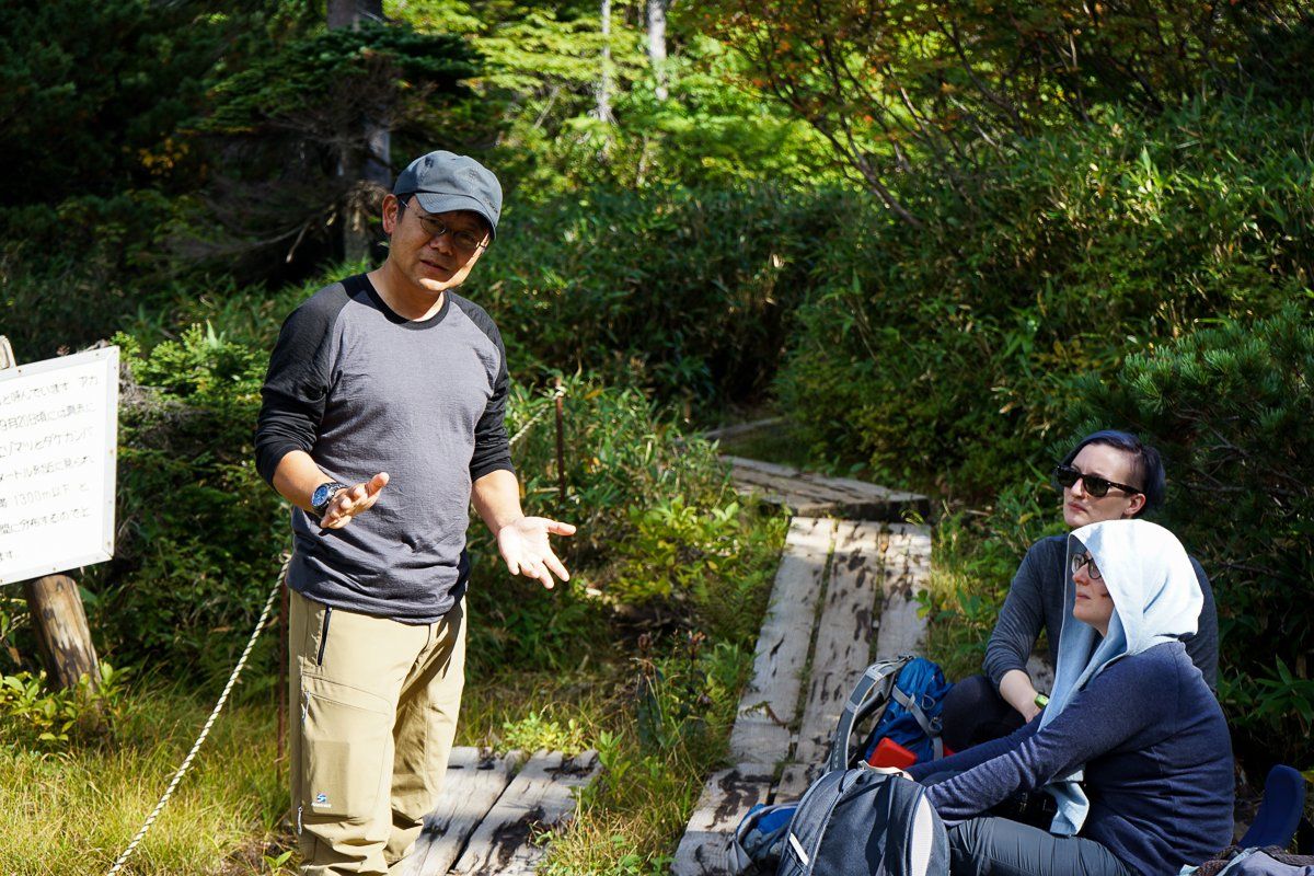 Guide Tobaji giving interpretation