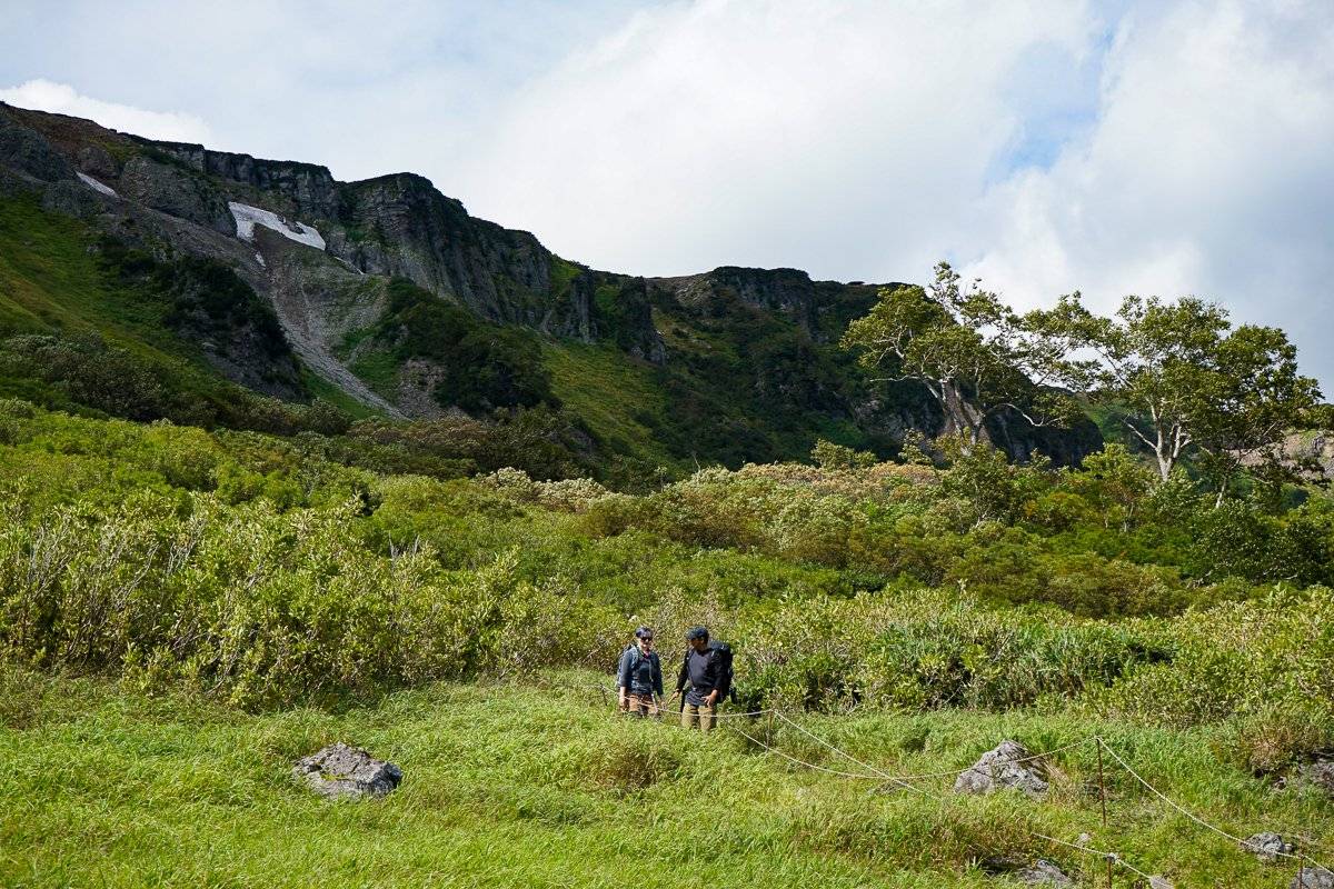 Guide Tobaji and Guest walking down to Daigaku Numa
