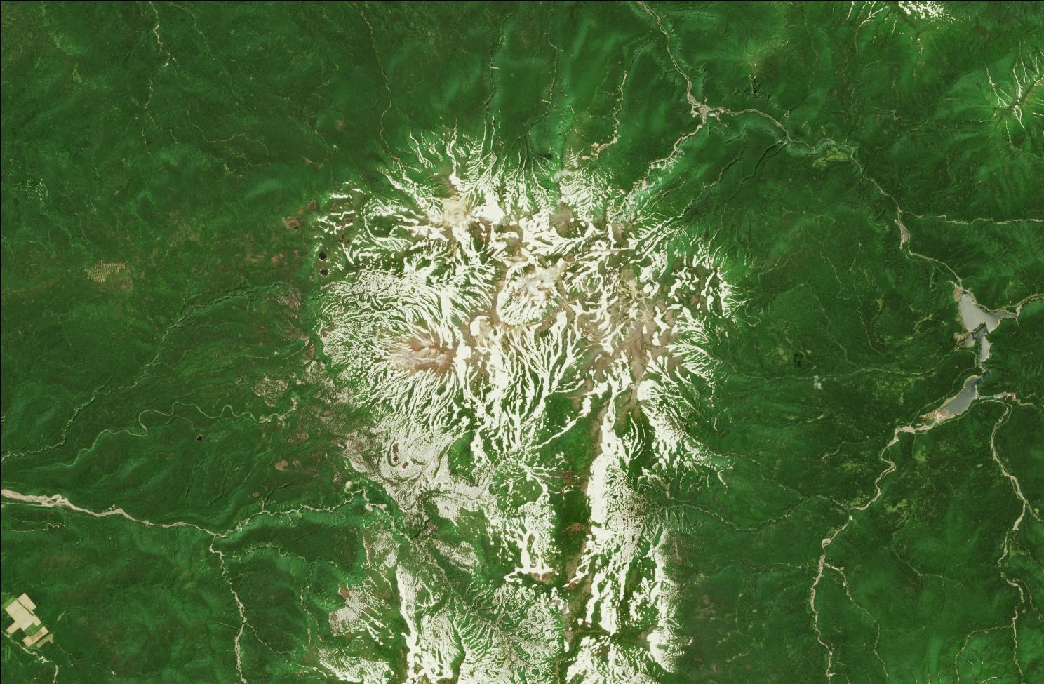 A satellite image showing snow over the northern Daisetsuzan mountains. Patches of snow remain in the mountains while the rest of the landscape is green.