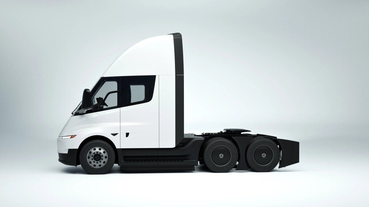 Tesla Semi Standard Range vs. Tesla Semi Long Range