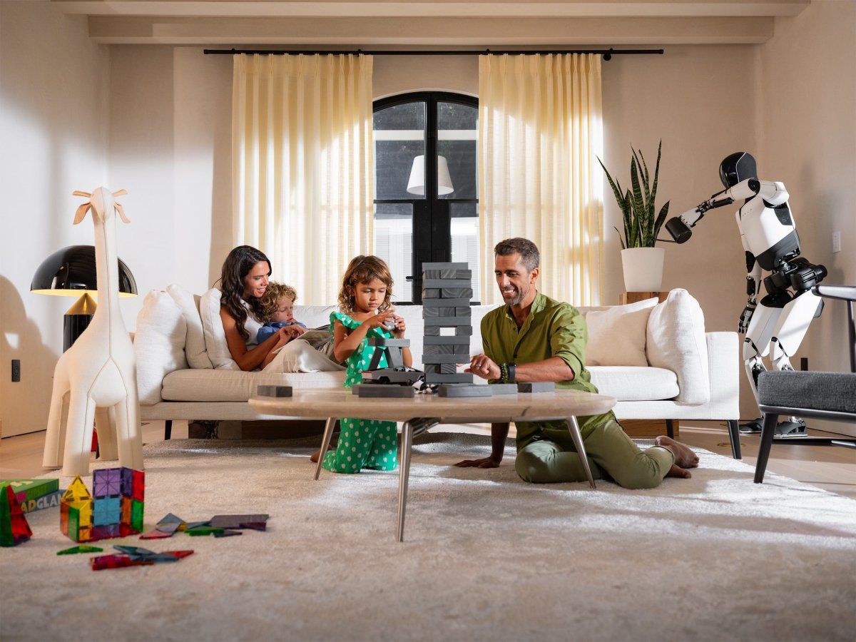 روبوت تسلا أوبتيموس أثناء العرض