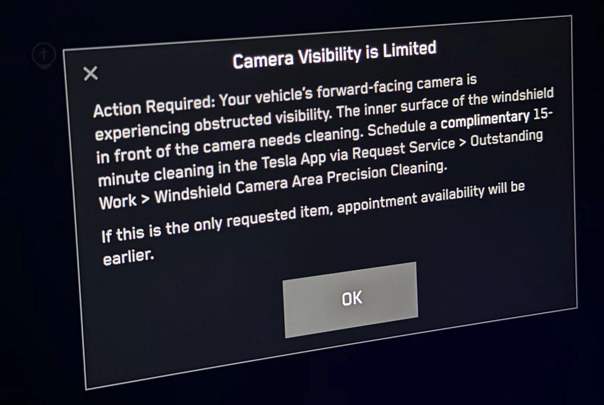 تنظيف دقيق لمنطقة كاميرات الزجاج الأمامي في تسلا