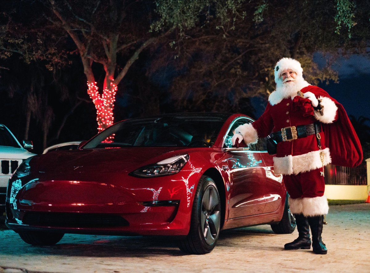 تسلا تقدّم خيار إهداء اشتراك FSD خلال موسم الأعياد