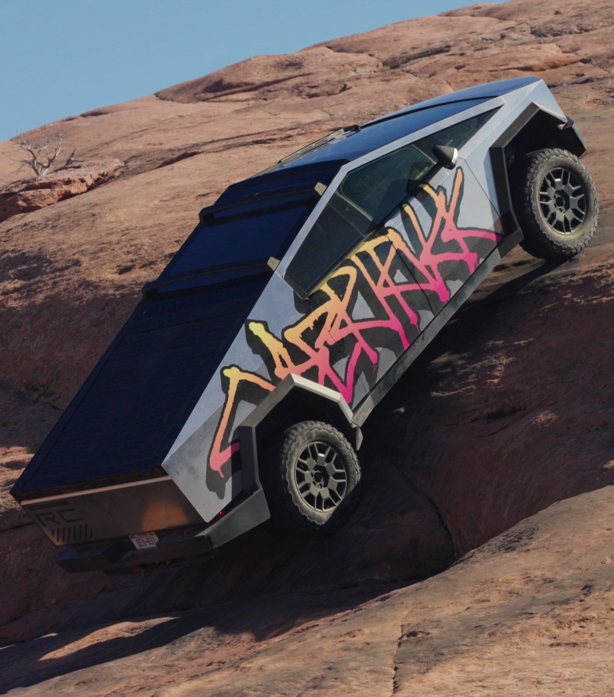 شاحنة تسلا سايبرتراك على الطريق