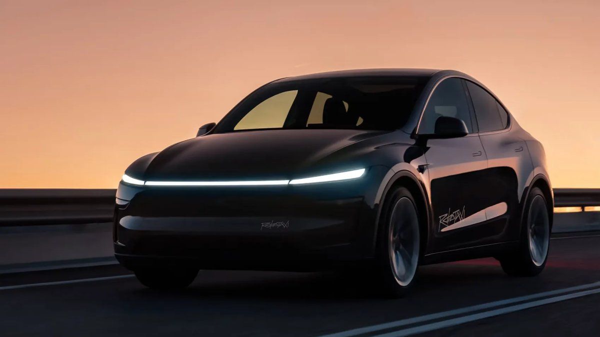 سيارة تسلا روبوتاكسي تسير في شوارع المدينة