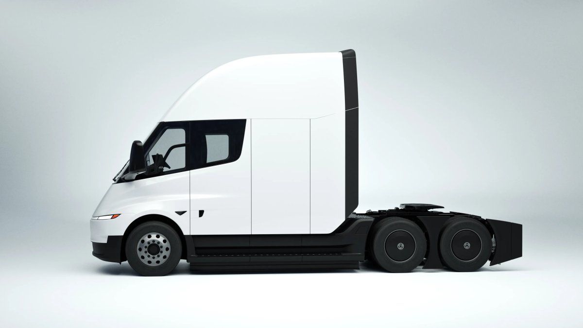Tesla Semi Standard Range vs. Tesla Semi Long Range