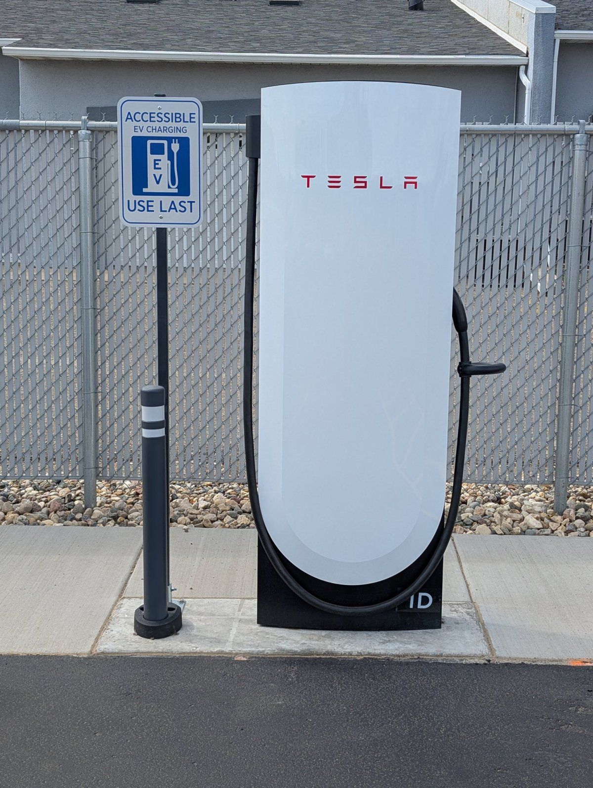 لافتة تشير إلى حارة شحن مجهزة لسهولة الوصول في محطة V4