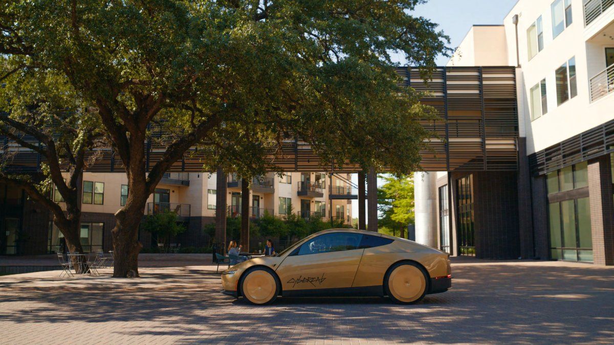 سيارات تسلا Cybercabs مرصوصة في موقف السيارات بالقرب من موقع الحادث