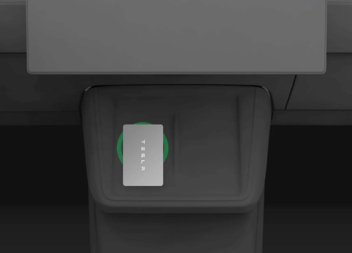 عرض إرشادي لاستخدام بطاقة المفتاح في تطبيق تسلا