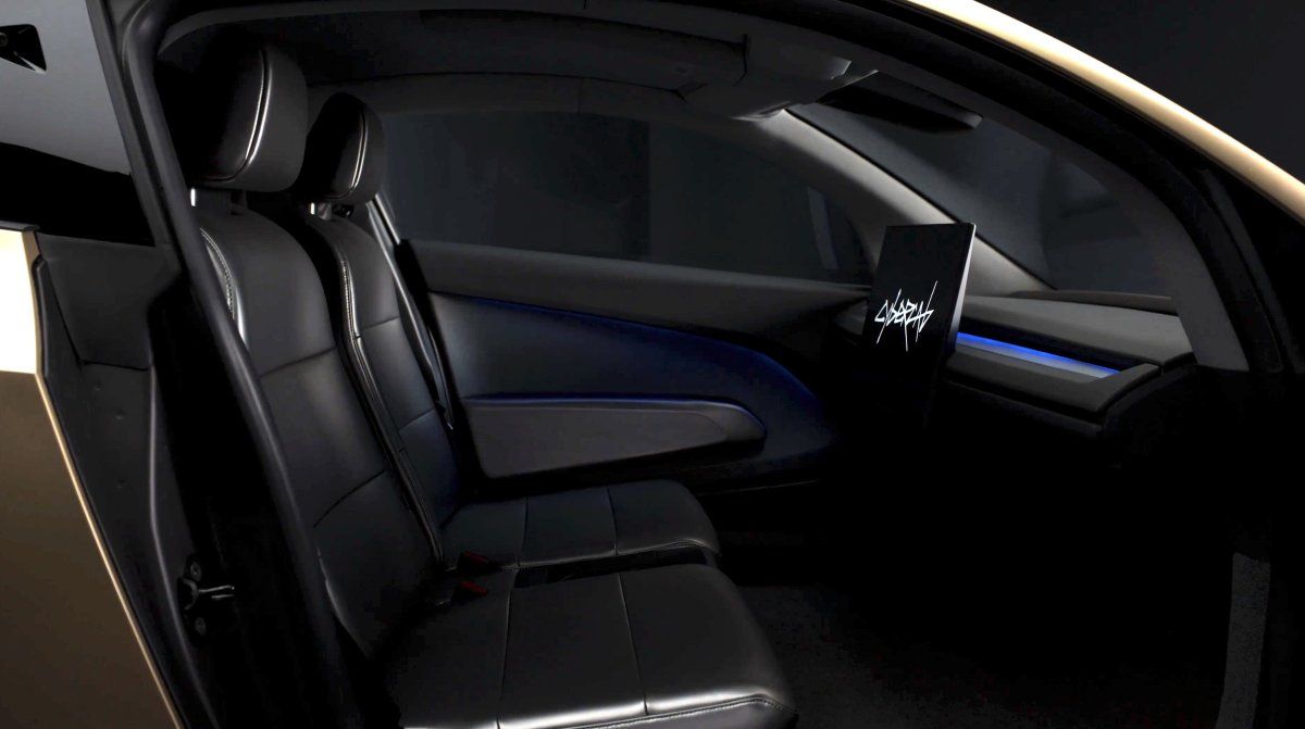 مقصورة سايبركاب بإضاءة محيطية وتعديلات على المقاعد وبطانات الأبواب