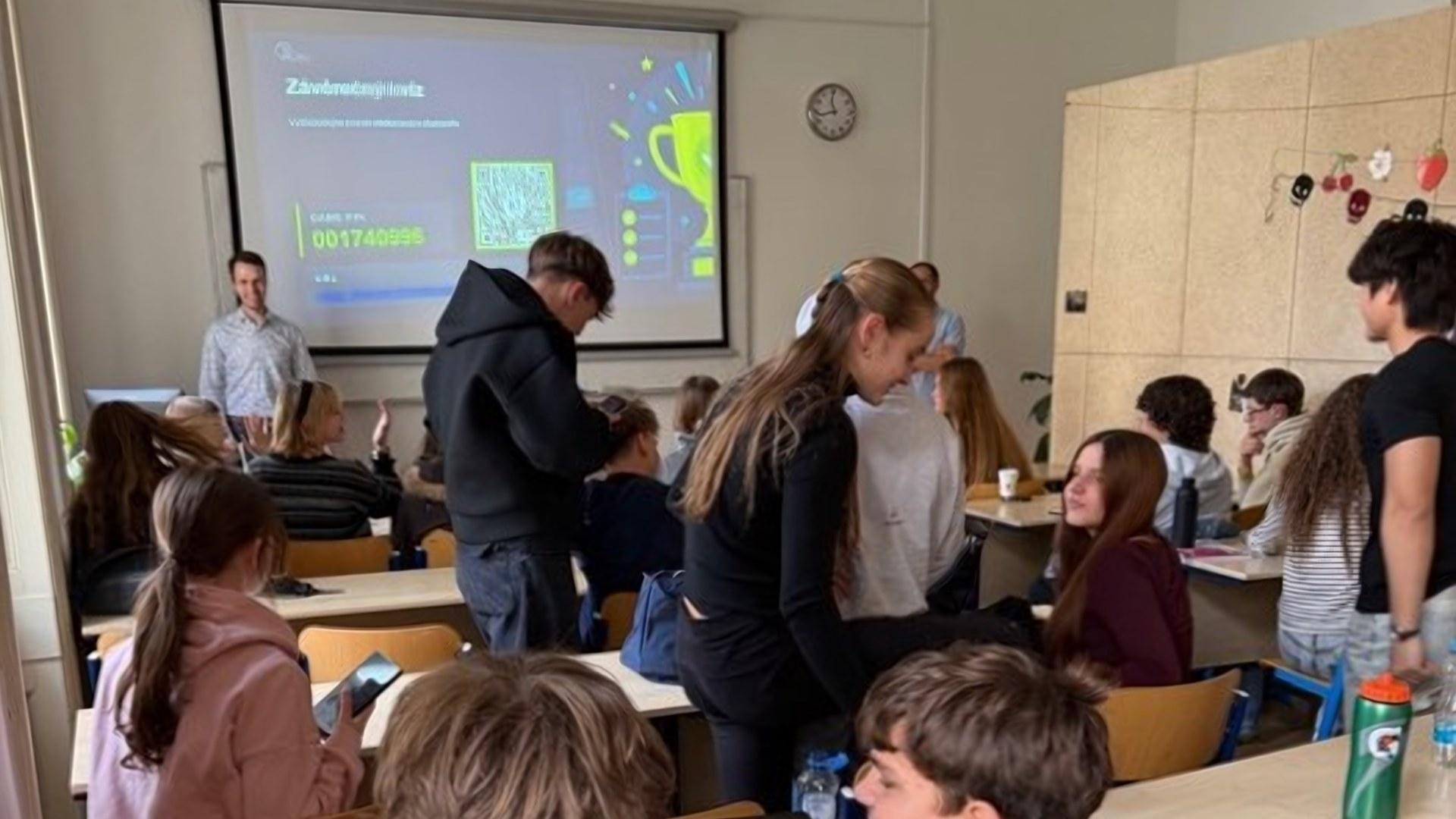 Students of 1.A and 1.B in class during the lecture for the Bankers into Schools project, with the final quiz shown on the screen