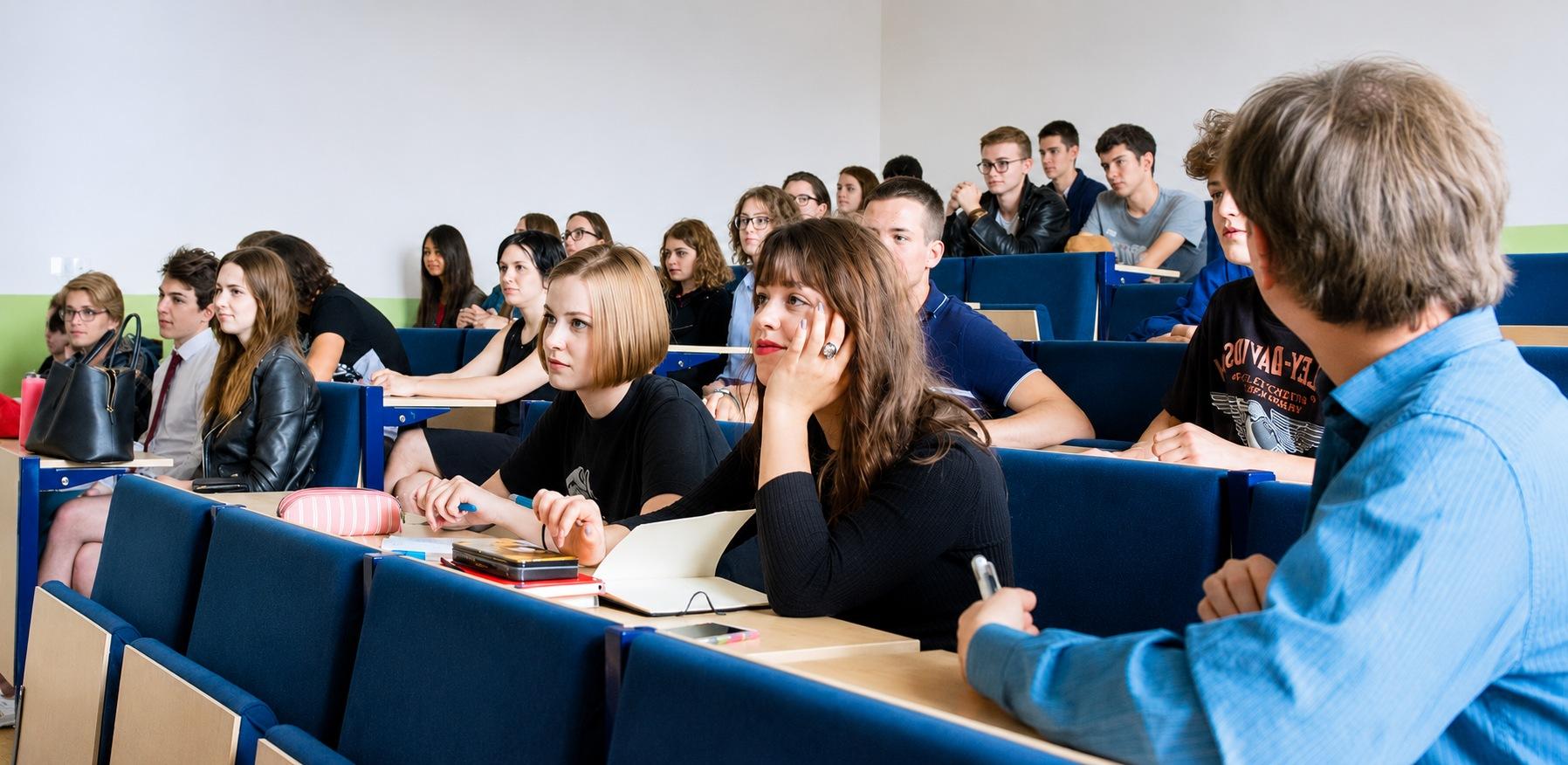 Studenti při přednášce v posluchárně 1. Slovanského gymnázia