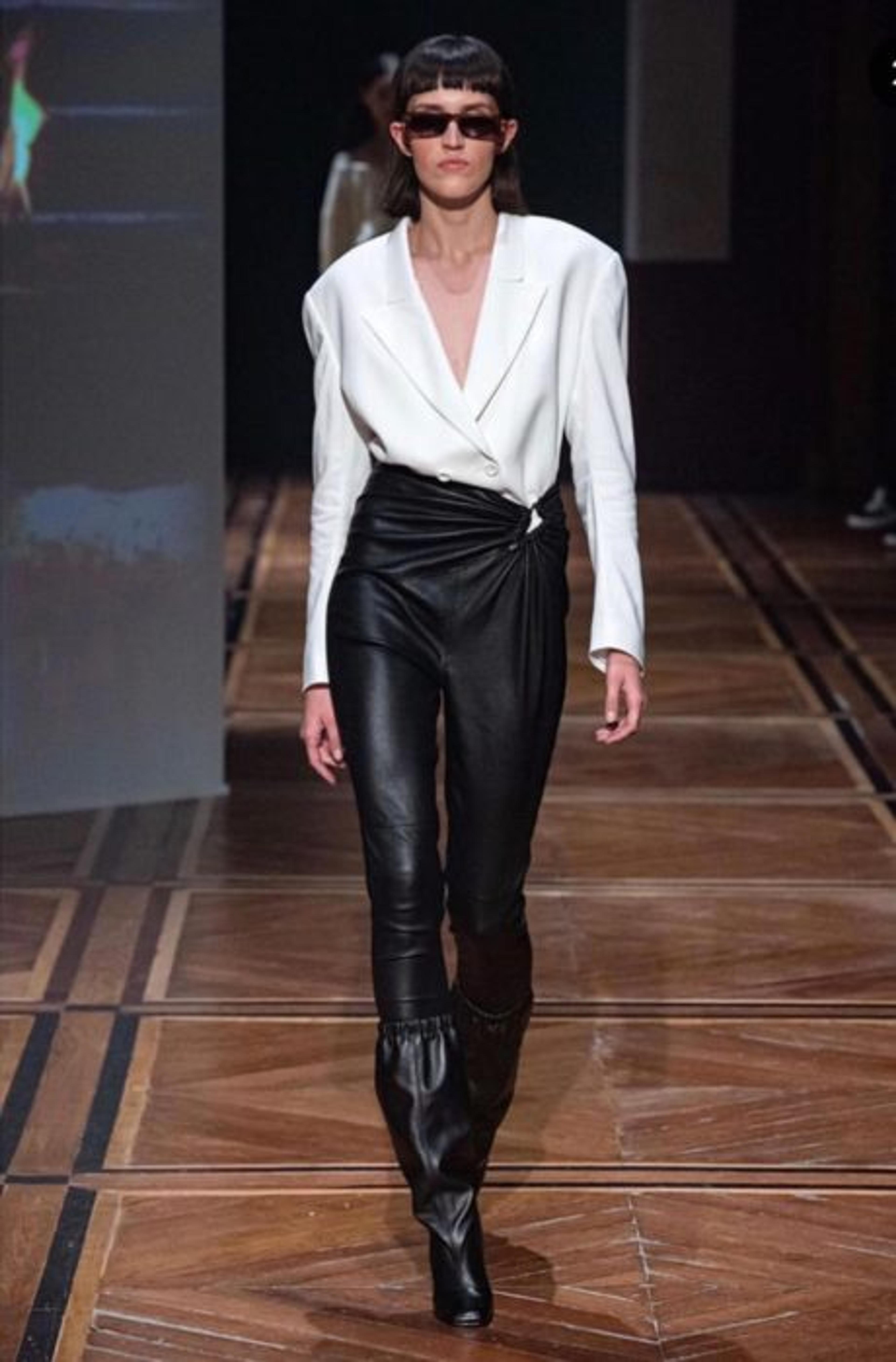 Z fashion weeku v Paříži či divadelního představení rovnou do školní lavice