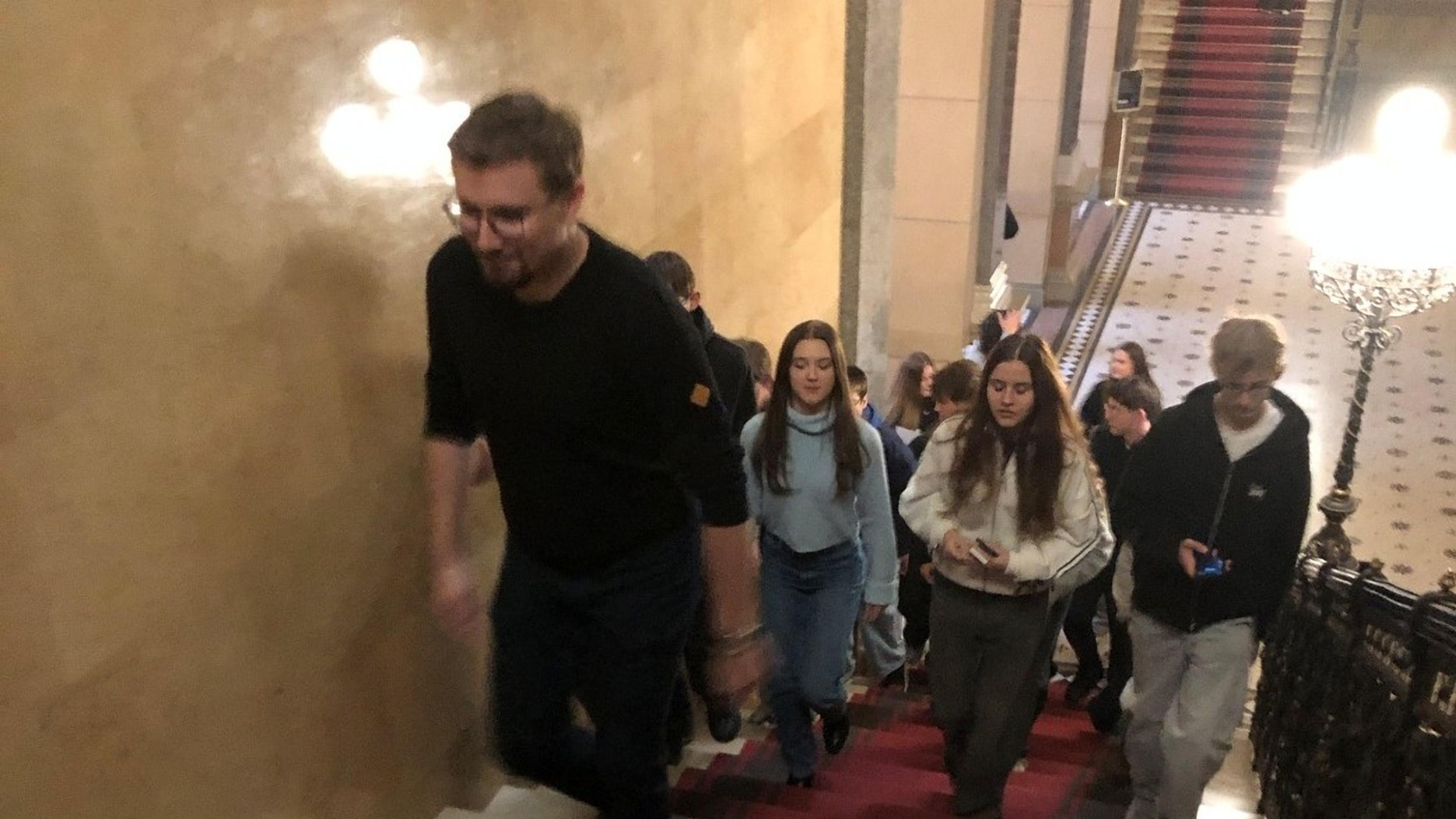 Studenti prvního ročníku stoupají po hlavním schodišti historické budovy Národního muzea