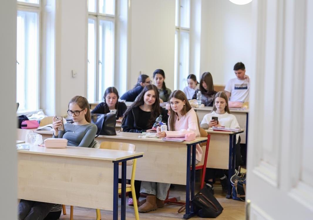 Studenti během výuky v učebně 1. Slovanského gymnázia