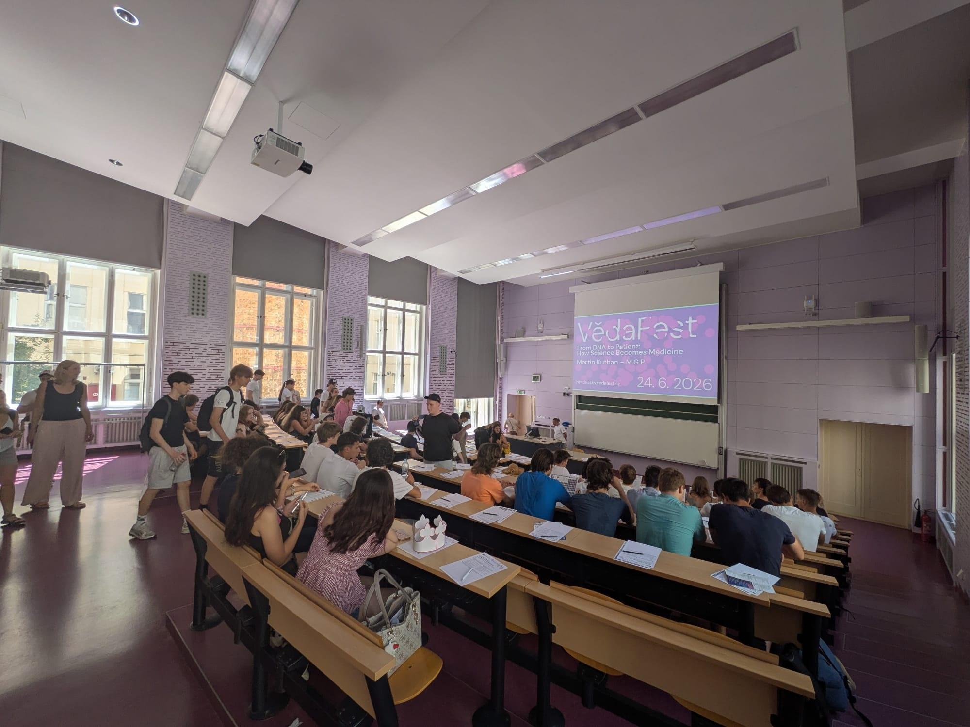 Studenti gymnázia na anglické přednášce ve vysokoškolské aule