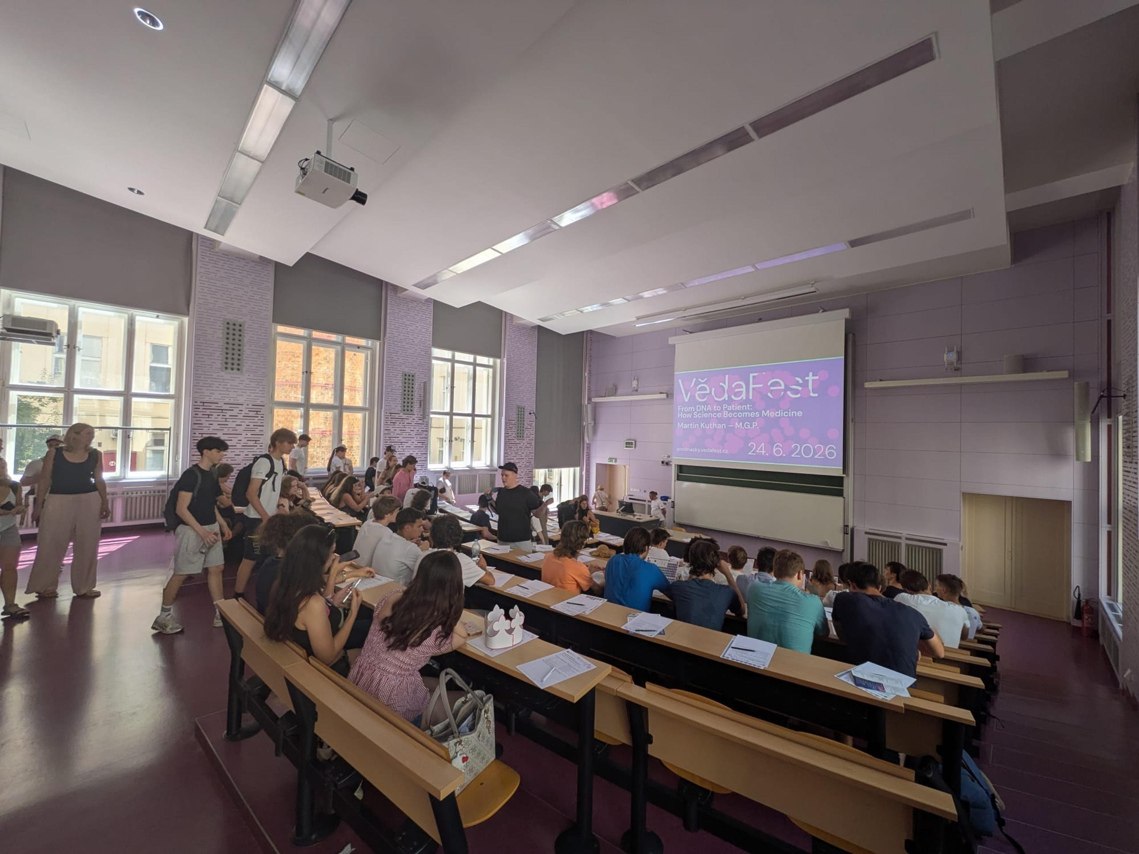 Studenti gymnázia na anglické přednášce ve vysokoškolské aule