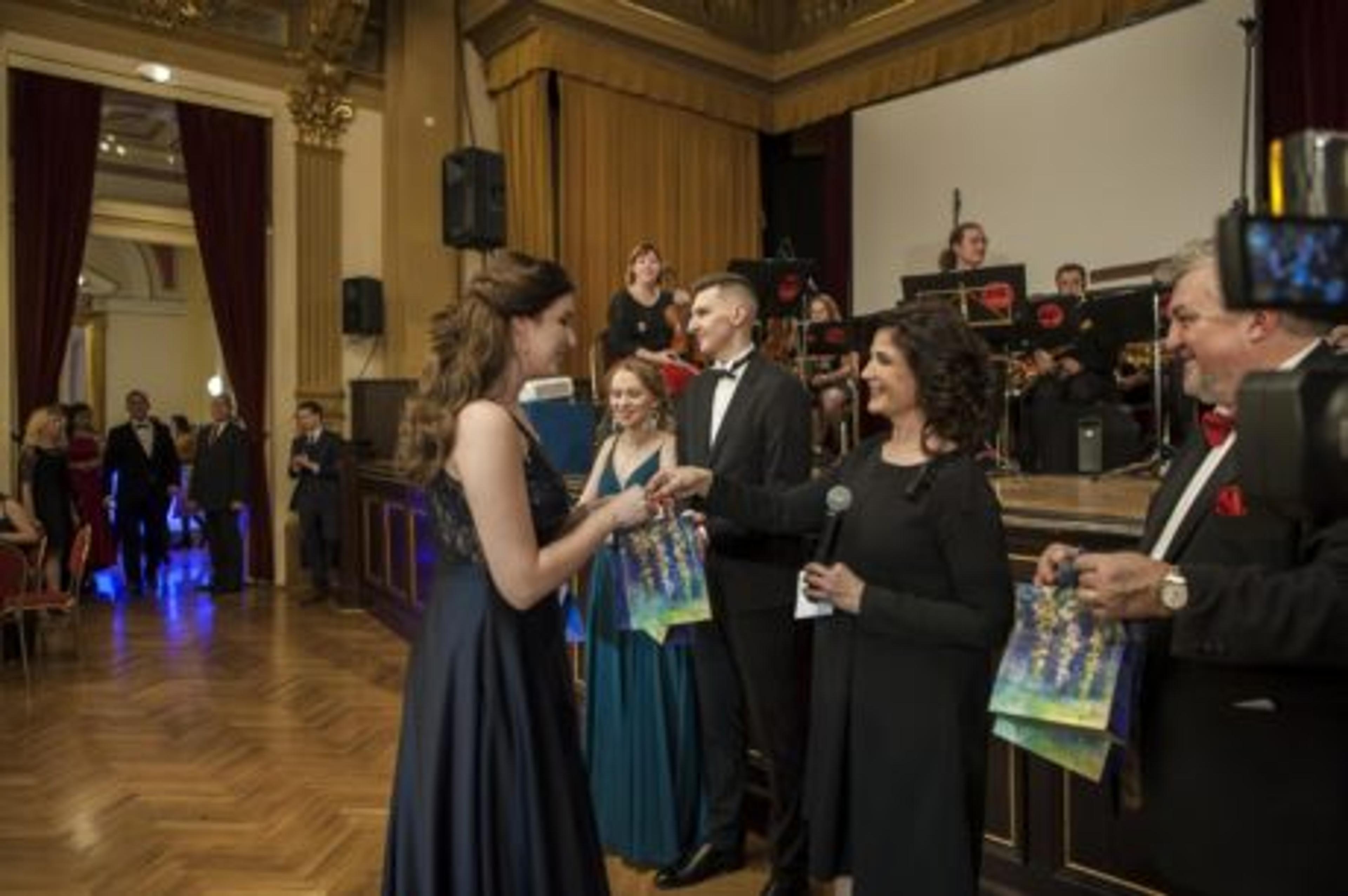 Tradiční předání medailí organizátorům plesu