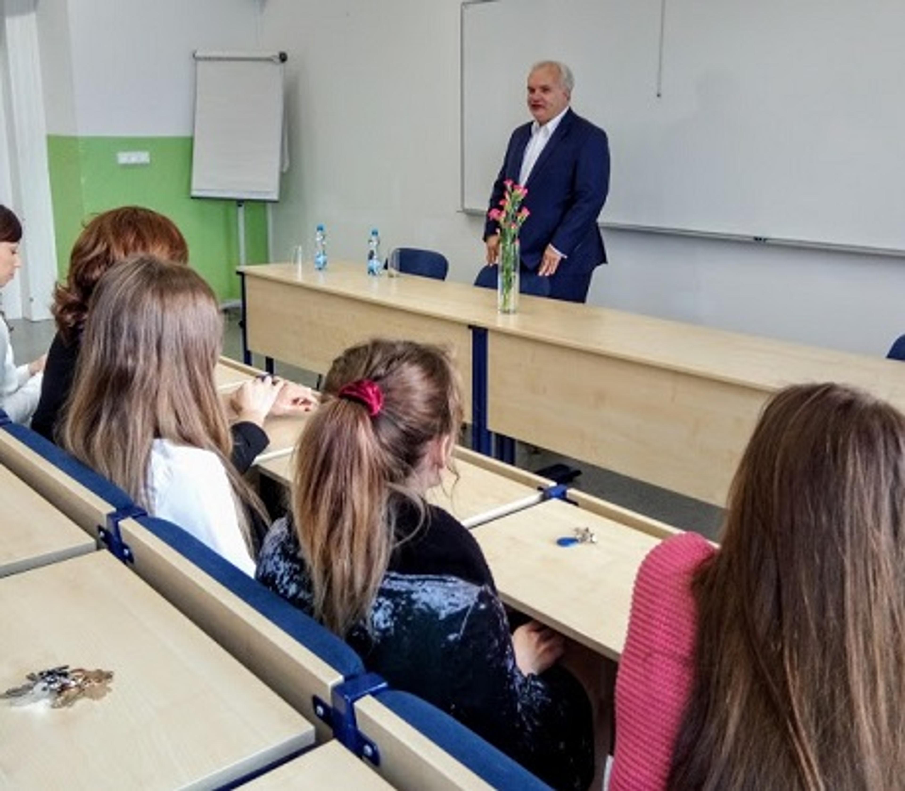 1. Slovanské gymnázium vede své žáky k uvědomělému občanství a světoobčanství