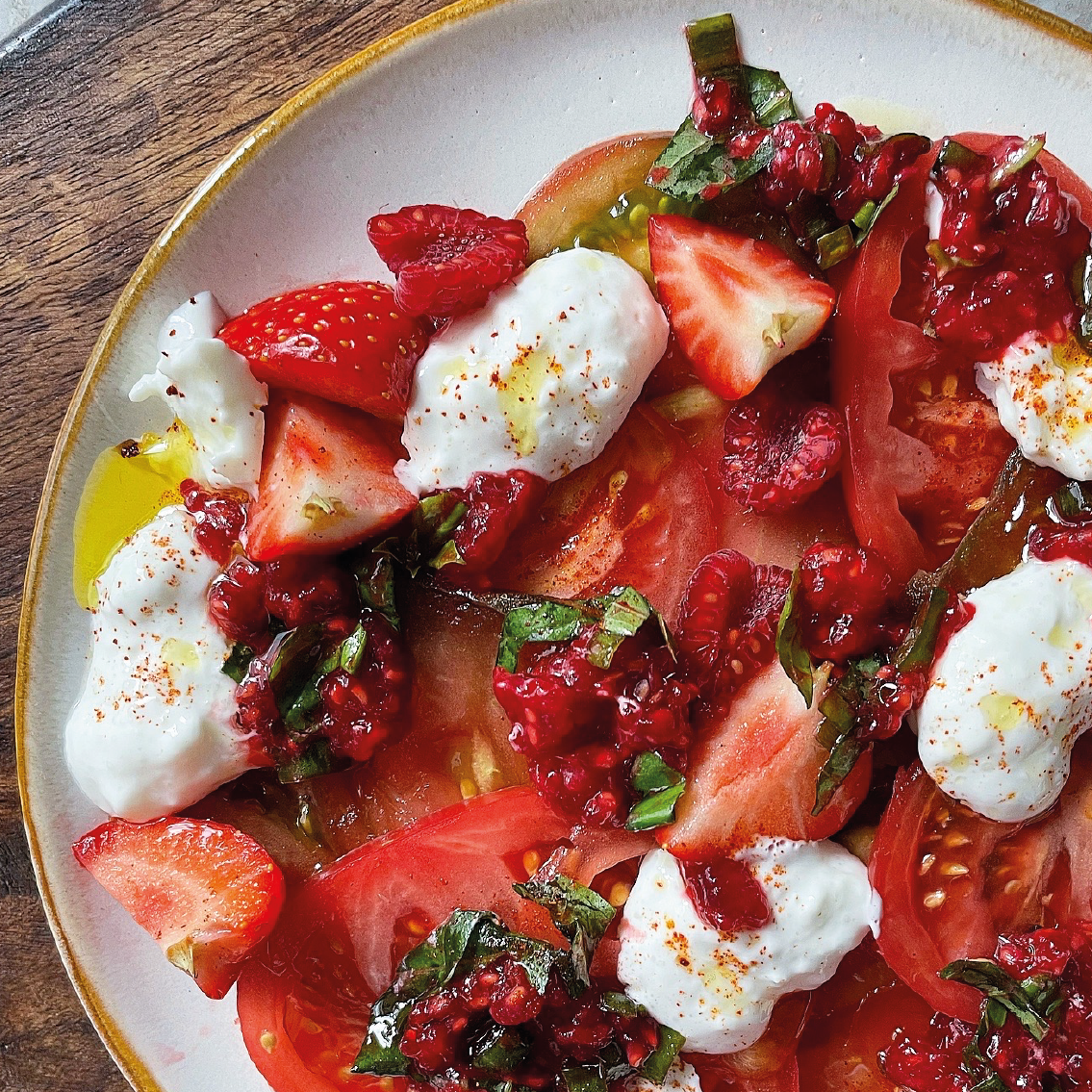 Carpaccio de tomates d'antan, fraises et framboises