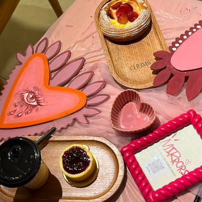Painting hearts over coffee