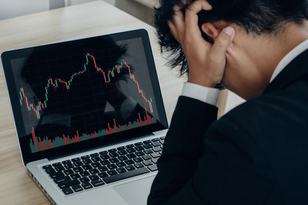 Marketer reviewing a declining ROAS chart on screen