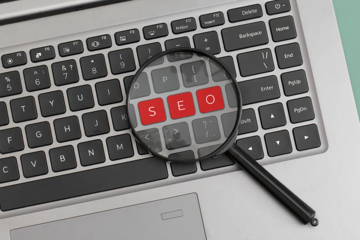 แว่นขยายเหนือหน้าจอแล็ปท็อป — การตรวจสอบ Technical SEO