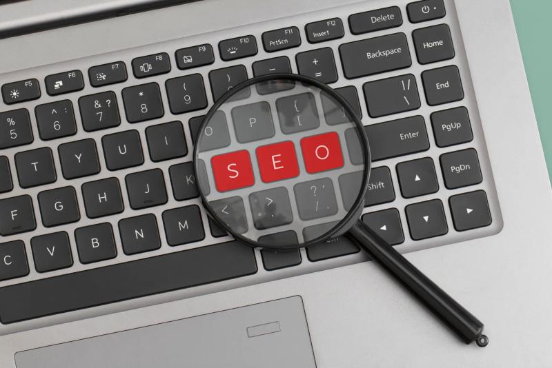 แว่นขยายเหนือหน้าจอแล็ปท็อป — การตรวจสอบ Technical SEO