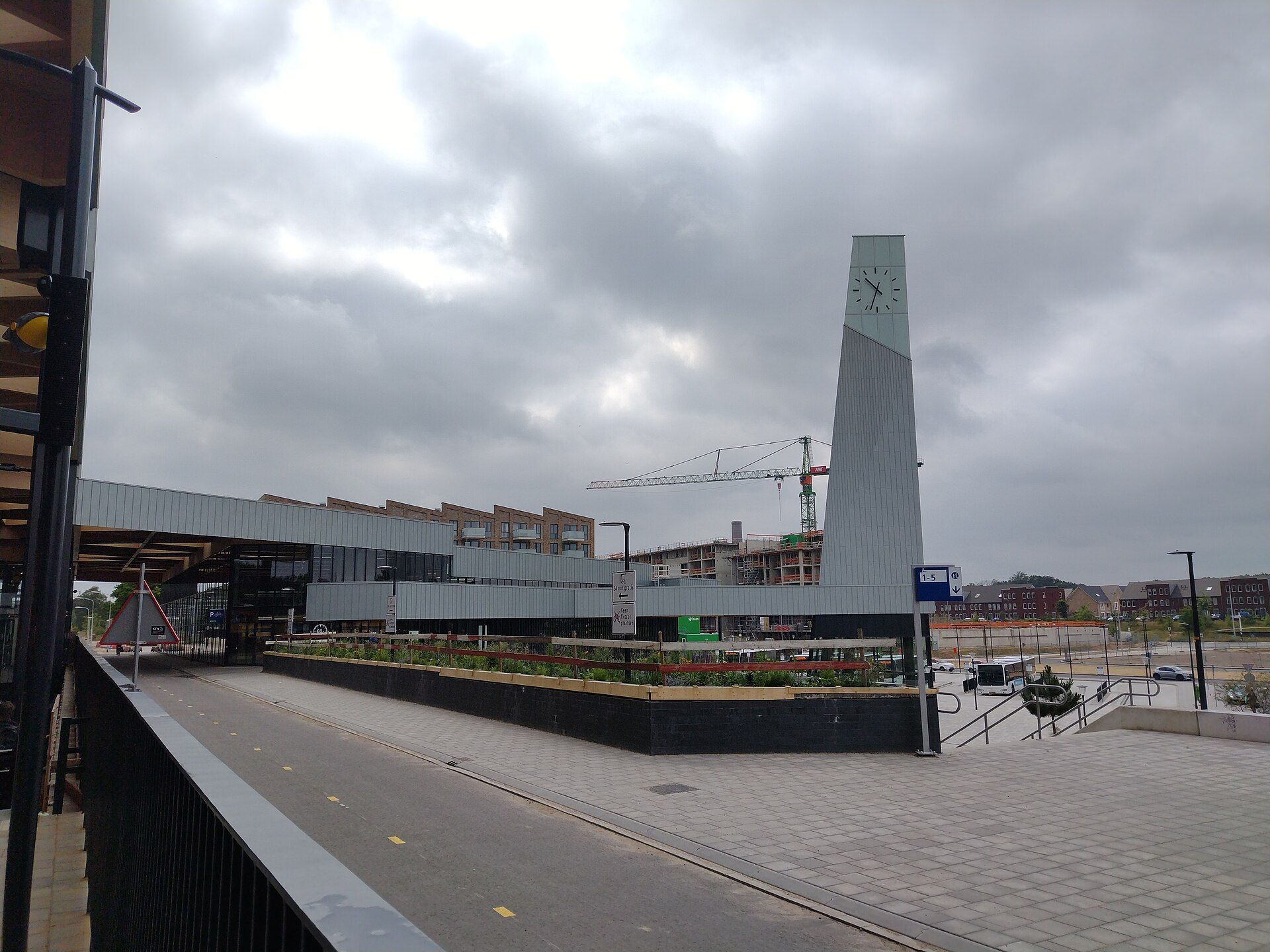 The new Ede-Wageningen railway station and its forecourt, opened in 2024