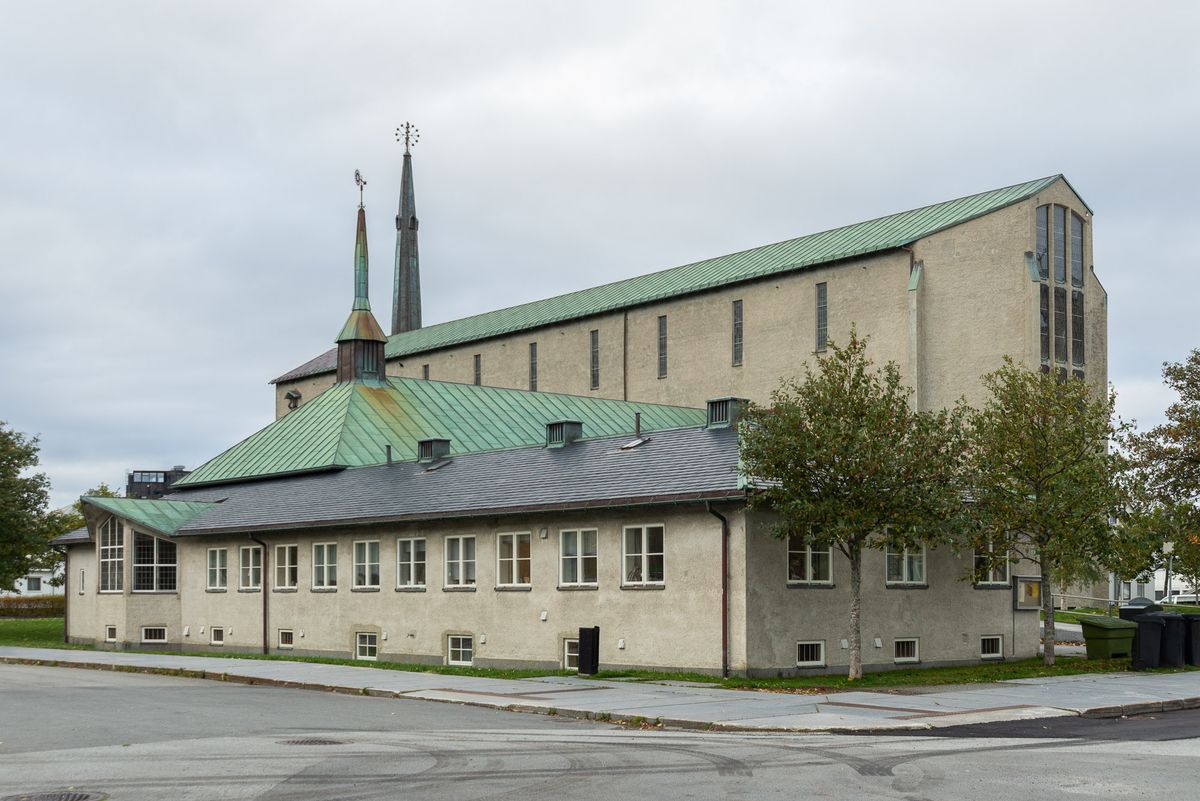 Foto av kirkens fasade. 