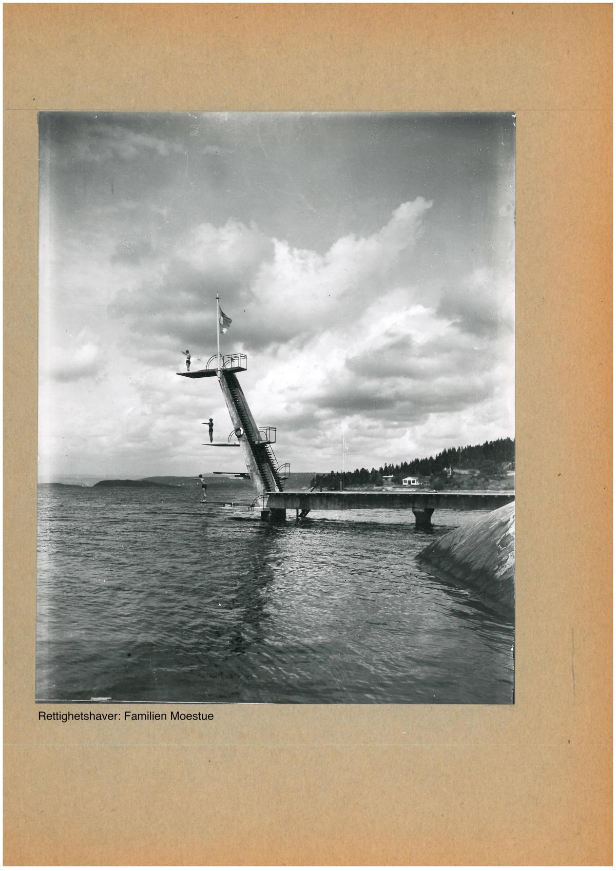 Historisk foto av stupetårnet, to stykker på vei for å stupe. 
