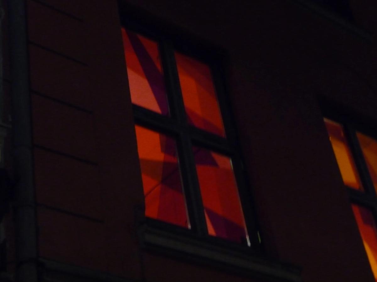 Foto av rødt vindu tatt fra gateplan.