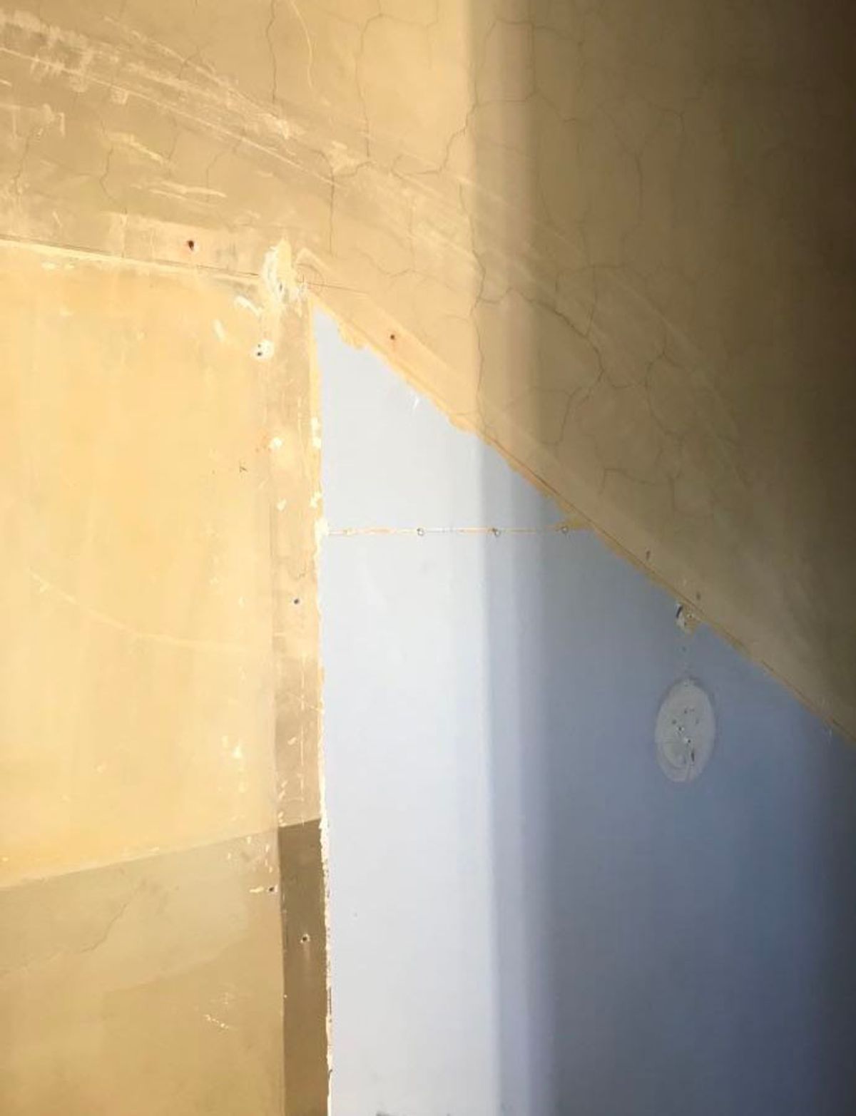 Detaljfoto av opprinnelige farger. Gul og blå/grå.