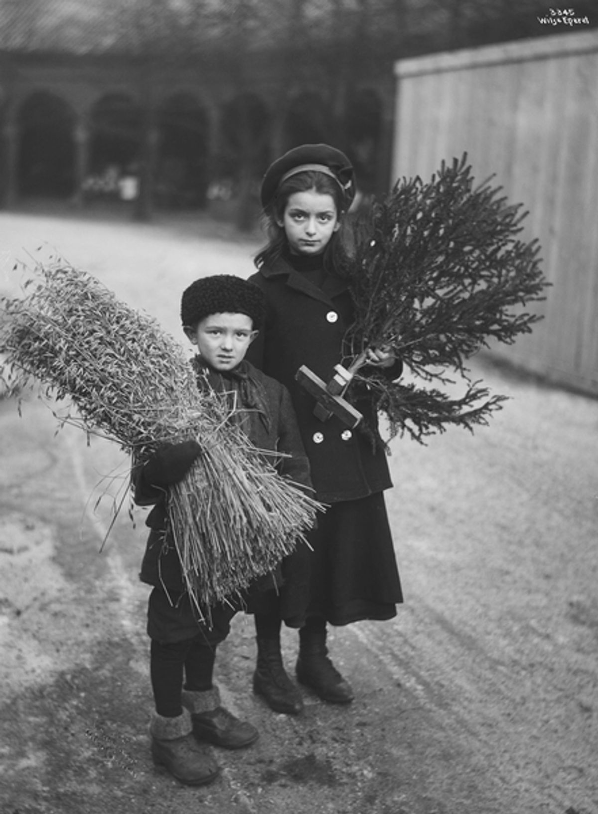 Historisk foto av to unge mennesker med Kirkeristen i bakgrunn, foto er fra 1905.