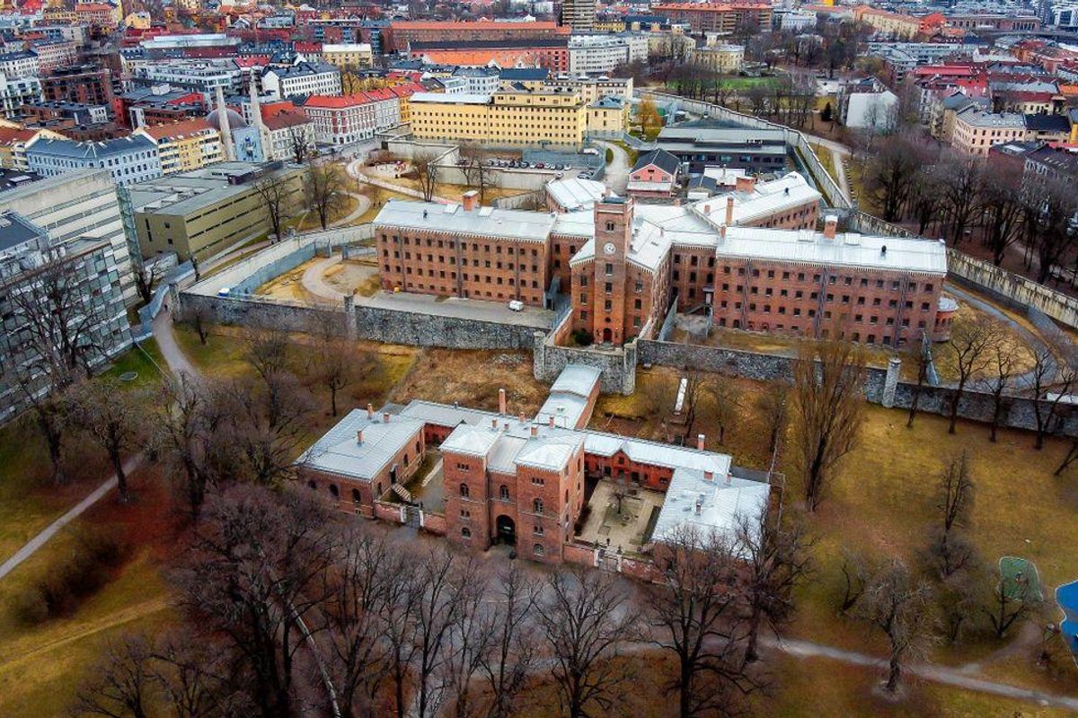 Flyfoto av Oslo fengsel. Foto er tatt en høstdag med grønn/gul park som omkranser fengslet. Fasader i rød tegl. 