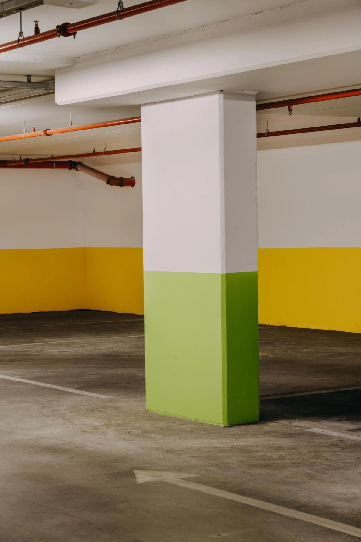Garasje anlegg med fargemarkering i gult og grønt.
