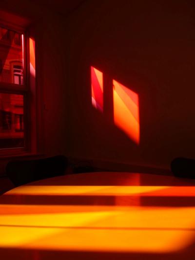 Foto av rødt rom, gjennomfarget av rødt filter og sollys.